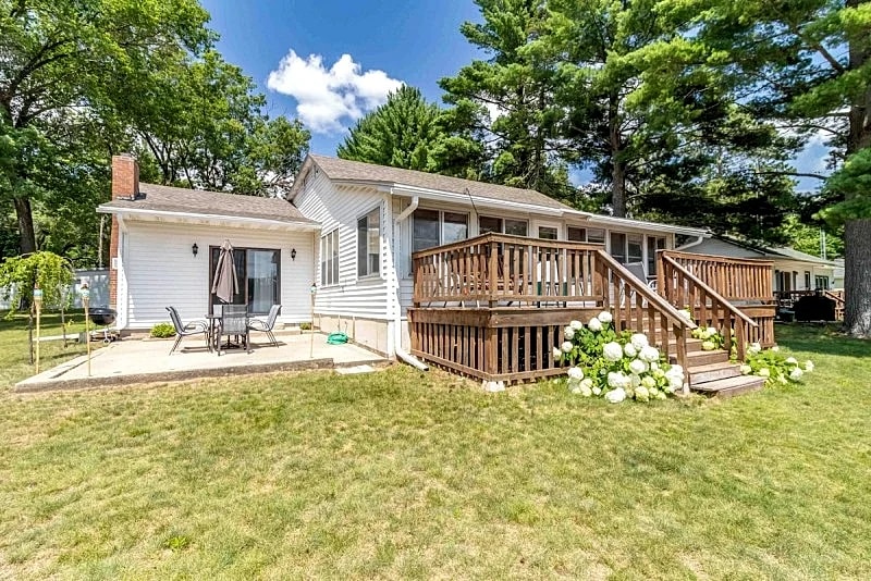 CHARMING COTTAGE ON ROCHE-A-CRI LAKE WITH PRIVATE PIER AND BEACH - PET FRIENDLY in Friendship, Wisconsin, United States — photo 3