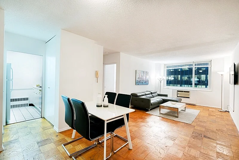 COLUMBUS CIRCLE: 1 BEDROOM APARTMENT