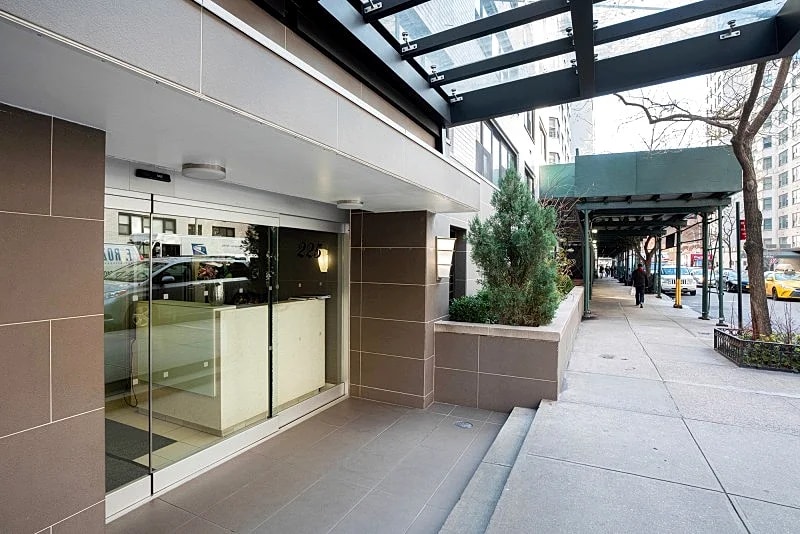 63RD ST AND 3RD AVE in New York City, New York, United States — photo 2