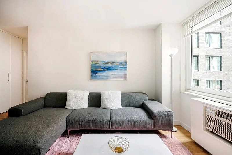 COLUMBUS CIRCLE: 1 BEDROOM APARTMENT in New York City, New York, United States — photo 2
