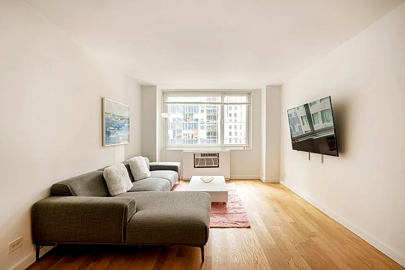 COLUMBUS CIRCLE: 1 BEDROOM APARTMENT