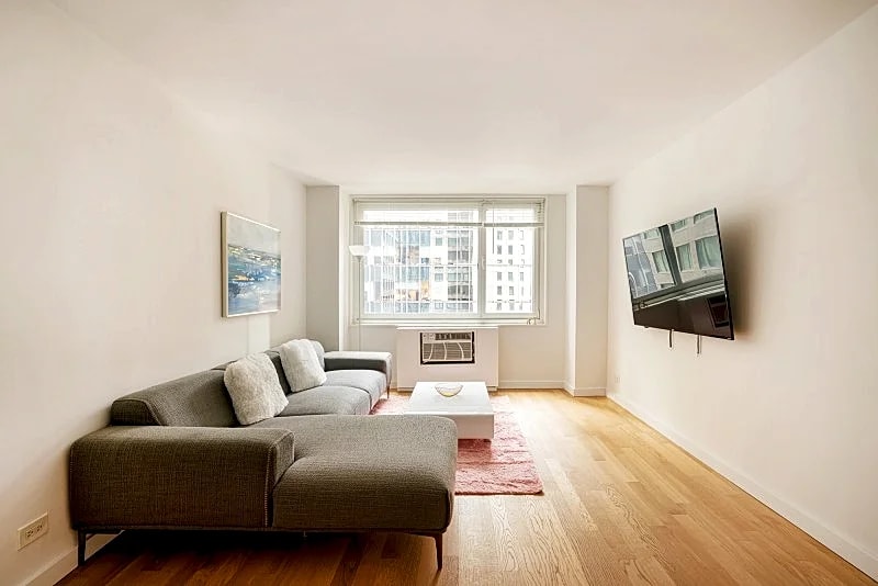 COLUMBUS CIRCLE: 1 BEDROOM APARTMENT