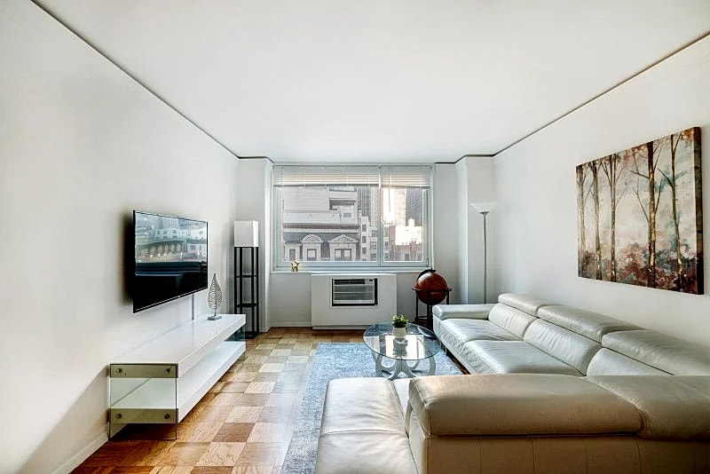 COLUMBUS CIRCLE: 1 BEDROOM APARTMENT in New York City, New York, United States — photo 2