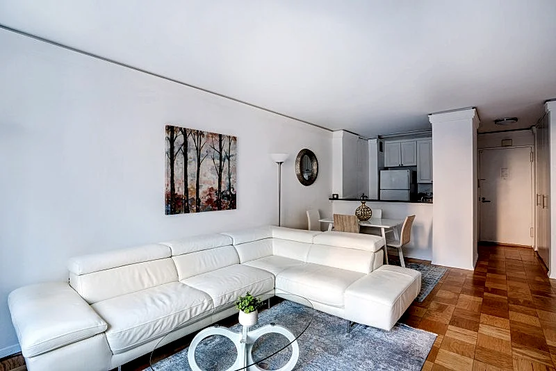 COLUMBUS CIRCLE: 1 BEDROOM APARTMENT