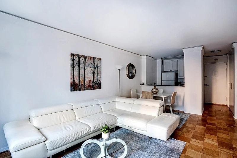 COLUMBUS CIRCLE: 1 BEDROOM APARTMENT