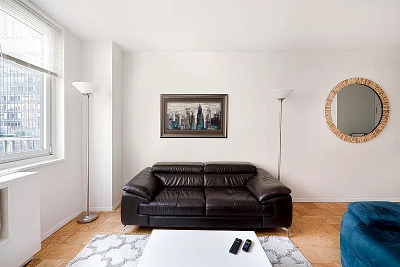COLUMBUS CIRCLE: 1 BEDROOM APARTMENT