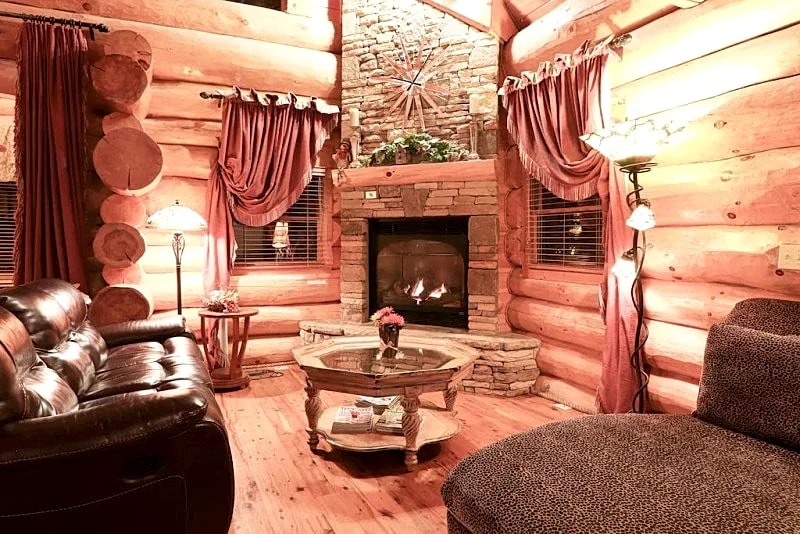Business wifi, privacy, luxury, creek, firepit, theater, comfort and unique in Pigeon Forge, Tennessee, United States — photo 3