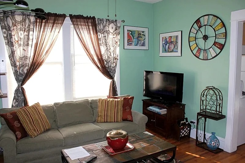 QUIET COMFORT WITH ARTSY THEME