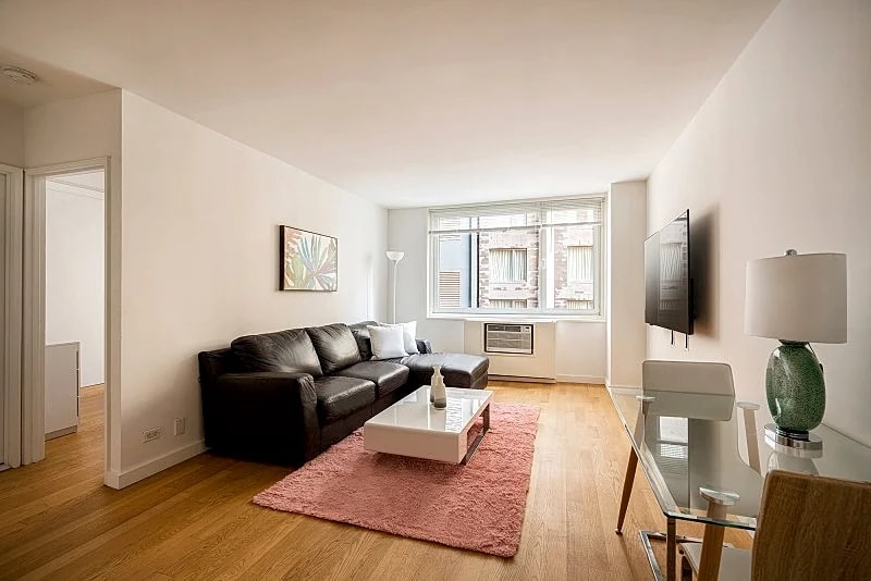 COLUMBUS CIRCLE: 1 BEDROOM APARTMENT in New York City, New York, United States — photo 3