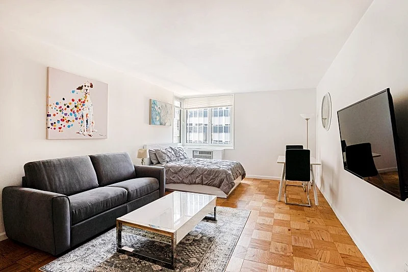 COLUMBUS CIRCLE: STUDIO APARTMENT
