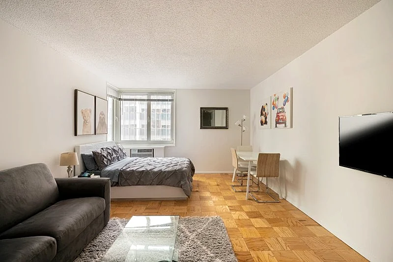 COLUMBUS CIRCLE: STUDIO APARTMENT