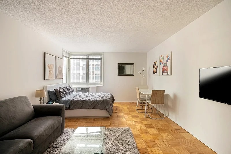 COLUMBUS CIRCLE: STUDIO APARTMENT