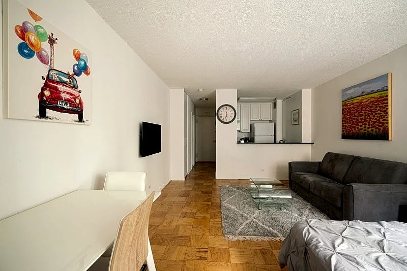 COLUMBUS CIRCLE: STUDIO APARTMENT in New York City, New York, United States — photo 5