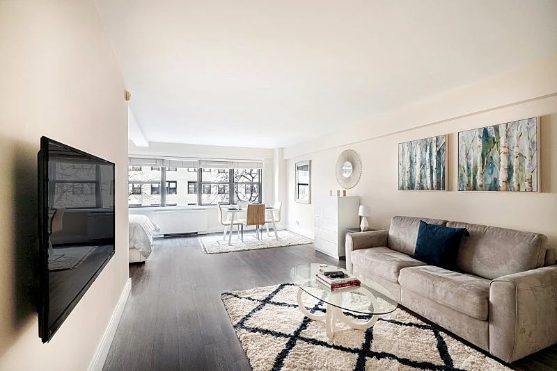 63RD ST AND 3RD AVE in New York City, New York, United States — photo 2