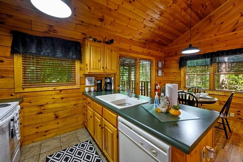 KNOCKIN' ON HEAVEN'S DOOR 1 Bedroom, 1 Bathroom Log Cabin with Hot Tub, Fireplace, Pool, Fishing in Great Location. Sleeps 4 in Pigeon Forge, Tennessee, United States — photo 3