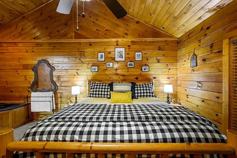KNOCKIN' ON HEAVEN'S DOOR 1 Bedroom, 1 Bathroom Log Cabin with Hot Tub, Fireplace, Pool, Fishing in Great Location. Sleeps 4 in Pigeon Forge, Tennessee, United States — photo 4