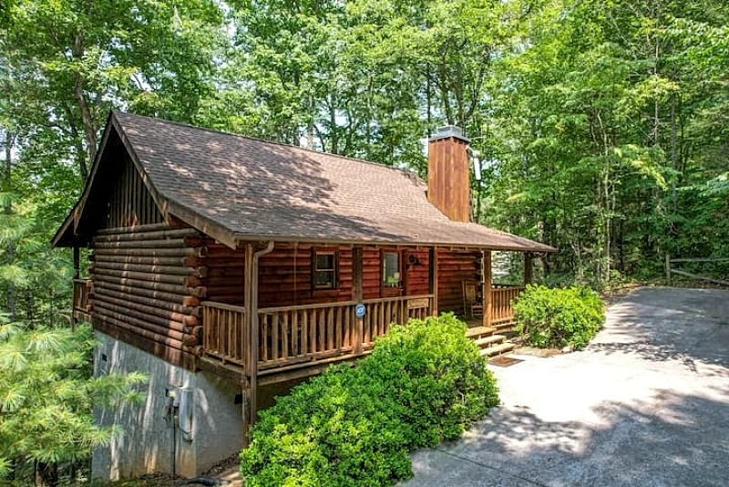 KNOCKIN' ON HEAVEN'S DOOR 1 Bedroom, 1 Bathroom Log Cabin with Hot Tub, Fireplace, Pool, Fishing in Great Location. Sleeps 4