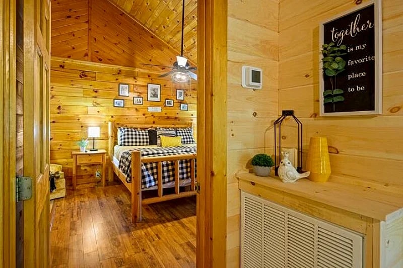 ALMOST PARADISE 1 Bedroom, 1 Bathroom Cozy Log Cabin in Great Location. Hot Tub, Fireplace, Pool & Fishing. Honeymoon! Sleeps 4 in Sevierville, Tennessee, United States — photo 2