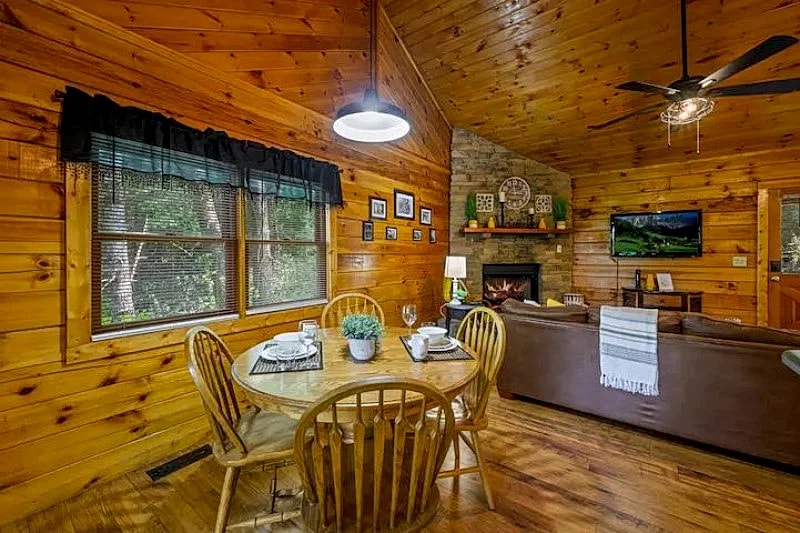 ALMOST PARADISE 1 Bedroom, 1 Bathroom Cozy Log Cabin in Great Location. Hot Tub, Fireplace, Pool & Fishing. Honeymoon! Sleeps 4 in Sevierville, Tennessee, United States — photo 3