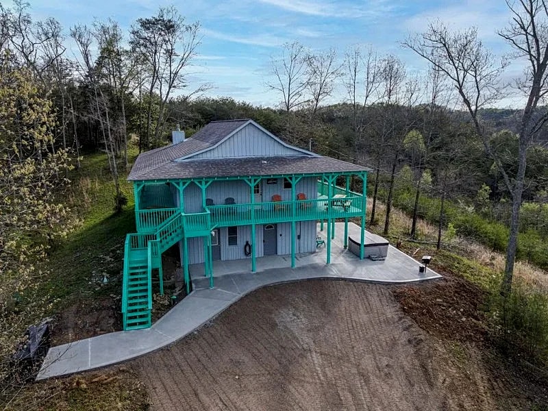 Gorgeous View, Private 5 Acres, Hot Tub, Family Retreat