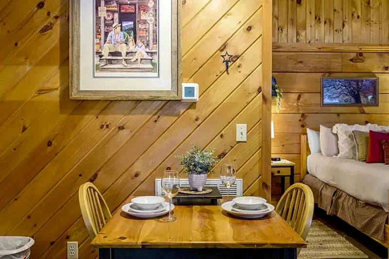 DO NOT DISTURB Cozy Studio Log Cabin in the heart of Pigeon Forge. Hot Tub & Fireplace. Honeymoon! Sleeps 2 in Pigeon Forge, Tennessee, United States — photo 3