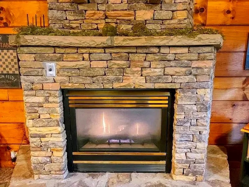 DO NOT DISTURB Cozy Studio Log Cabin in the heart of Pigeon Forge. Hot Tub & Fireplace. Honeymoon! Sleeps 2 in Pigeon Forge, Tennessee, United States — photo 5