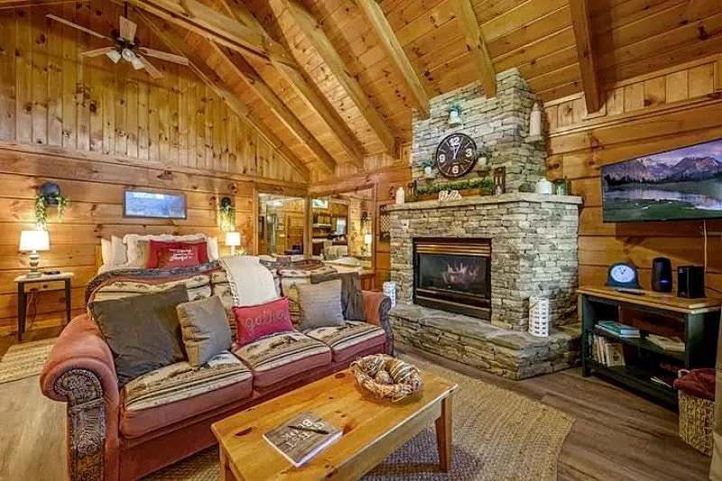 DO NOT DISTURB Cozy Studio Log Cabin in the heart of Pigeon Forge. Hot Tub & Fireplace. Honeymoon! Sleeps 2 in Pigeon Forge, Tennessee, United States — photo 2