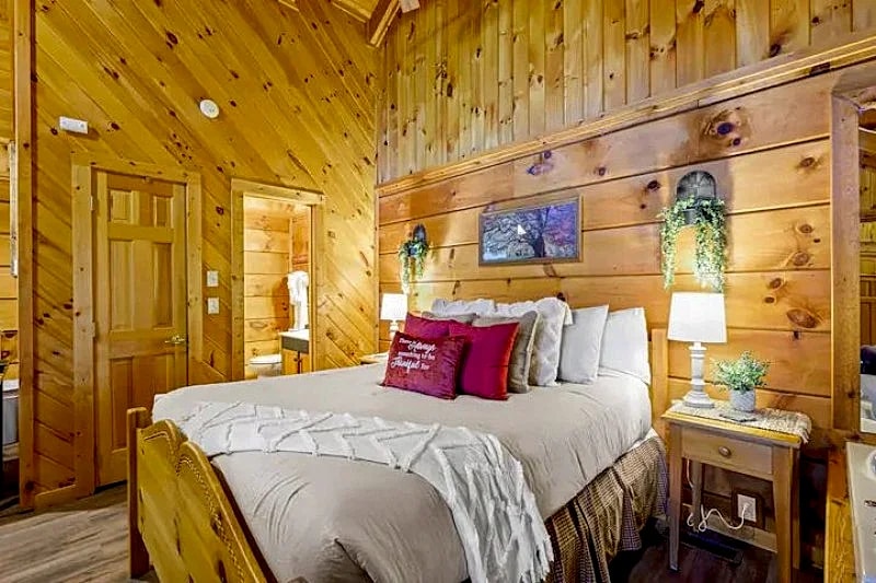 DO NOT DISTURB Cozy Studio Log Cabin in the heart of Pigeon Forge. Hot Tub & Fireplace. Honeymoon! Sleeps 2 in Pigeon Forge, Tennessee, United States — photo 4