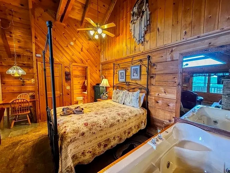 KNOTTY KNOTTY Cozy Studio Log Cabin in the heart of Pigeon Forge. Hot Tub. Honeymoon! Sleeps 2 in Pigeon Forge, Tennessee, United States — photo 5
