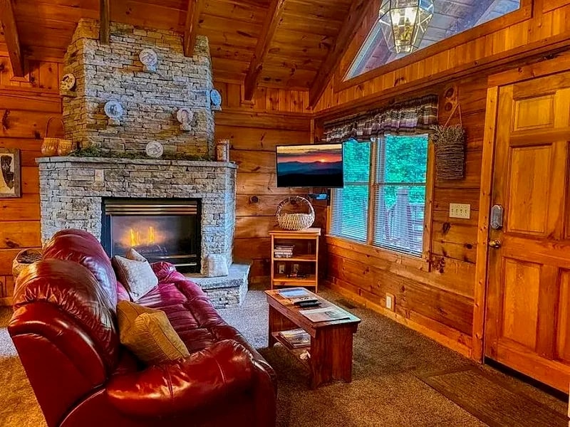 KNOTTY KNOTTY Cozy Studio Log Cabin in the heart of Pigeon Forge. Hot Tub. Honeymoon! Sleeps 2 in Pigeon Forge, Tennessee, United States — photo 4