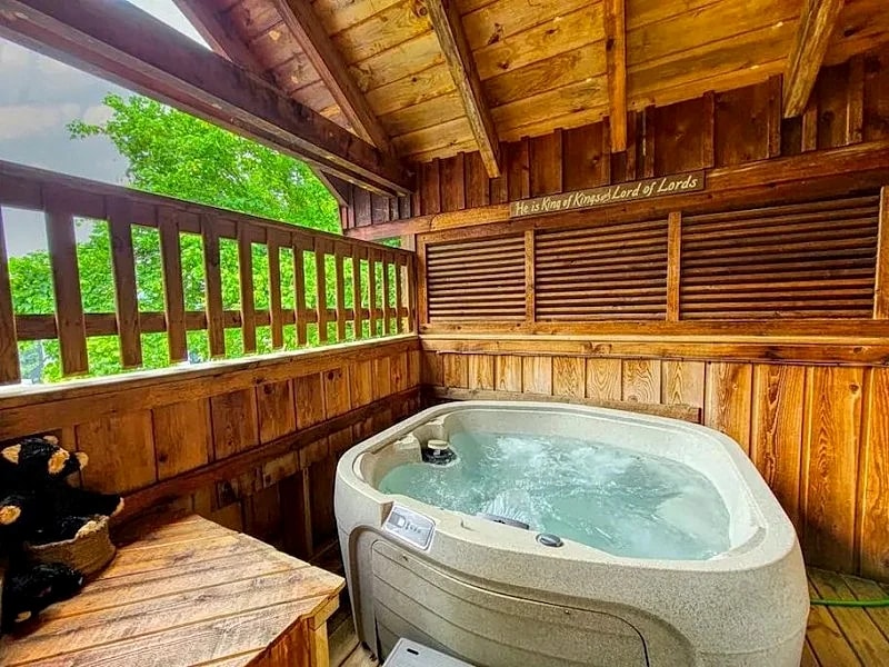 KNOTTY KNOTTY Cozy Studio Log Cabin in the heart of Pigeon Forge. Hot Tub. Honeymoon! Sleeps 2 in Pigeon Forge, Tennessee, United States — photo 3