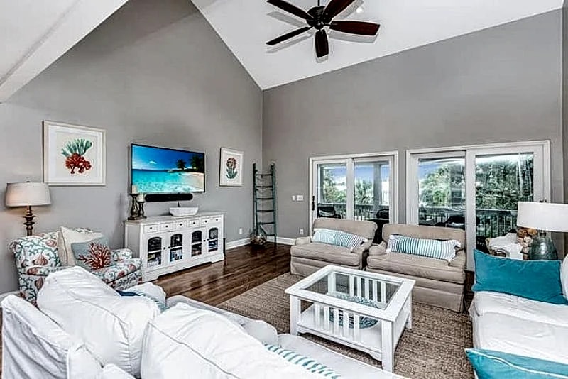 Beautiful home with a gorgeous saltwater pool -1 block from the beach. in Isle Of Palms, South Carolina, United States — photo 2