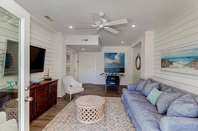 Beautiful home with a gorgeous saltwater pool -1 block from the beach. in Isle Of Palms, South Carolina, United States — photo 5