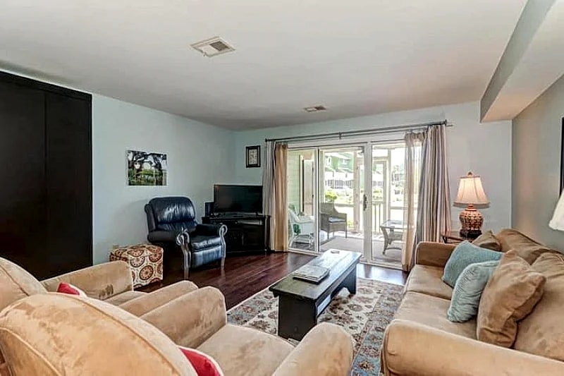 Incredible 1 Bedroom Condo, Renovated, Steps from Beach in Isle Of Palms, South Carolina, United States — photo 4