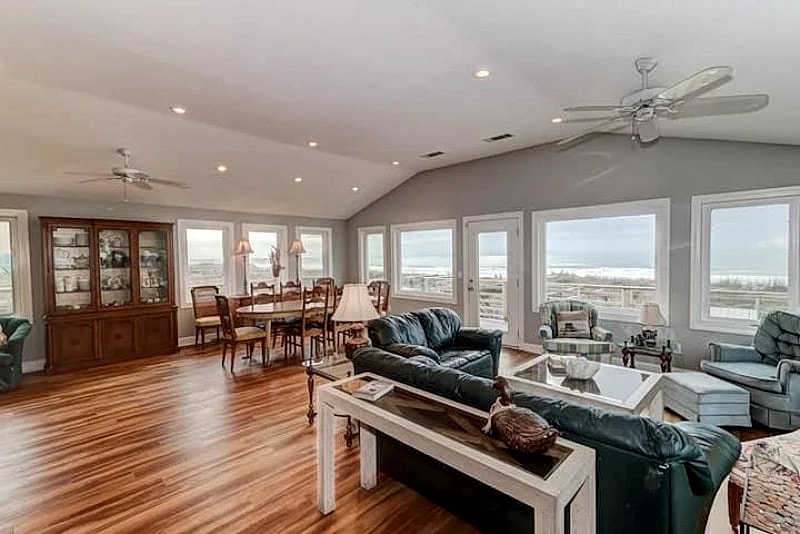Costa La Vista- Updated Oceanfront Home with In-law Suite - Free $250 Beach Gear Credit in Folly Beach, South Carolina, United States — photo 3
