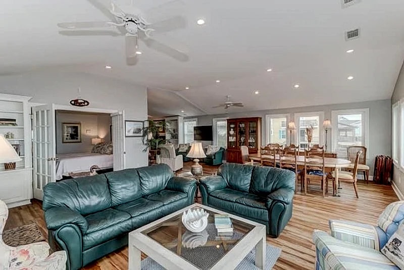 Costa La Vista- Updated Oceanfront Home with In-law Suite - Free $250 Beach Gear Credit in Folly Beach, South Carolina, United States — photo 5