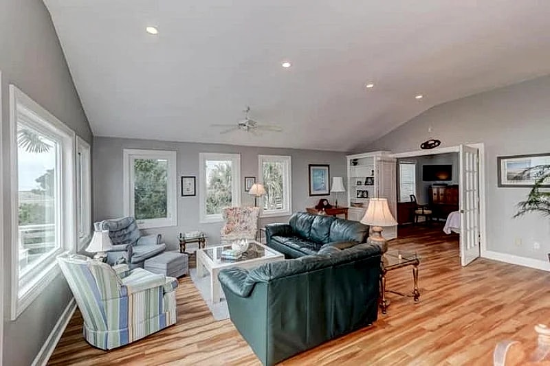 Costa La Vista- Updated Oceanfront Home with In-law Suite - Free $250 Beach Gear Credit in Folly Beach, South Carolina, United States — photo 4