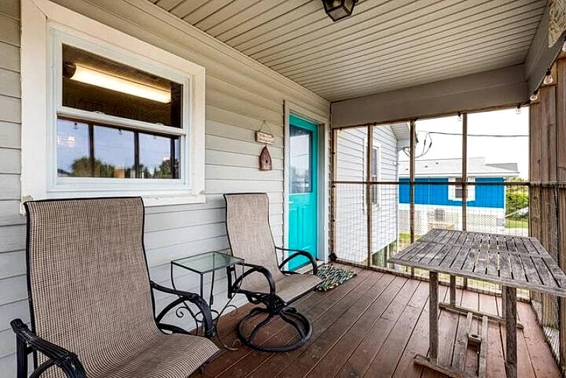 Mermaid Haven- Oceanfront, 2 Screen Porches, 2 Decks, Classic Folly Beach in Folly Beach, South Carolina, United States — photo 4