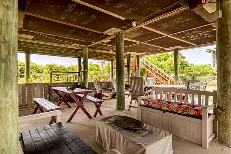 Mermaid Haven- Oceanfront, 2 Screen Porches, 2 Decks, Classic Folly Beach in Folly Beach, South Carolina, United States — photo 3