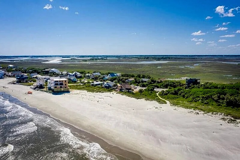 Mermaid Haven- Oceanfront, 2 Screen Porches, 2 Decks, Classic Folly Beach in Folly Beach, South Carolina, United States — photo 5