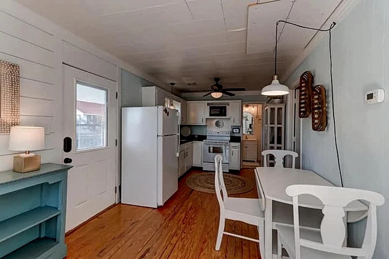 818 East Arctic- Classic Folly Beach Cottage close to beach access! in Folly Beach, South Carolina, United States — photo 4
