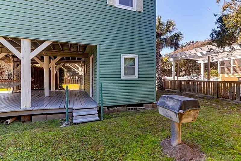 818 East Arctic- Classic Folly Beach Cottage close to beach access! in Folly Beach, South Carolina, United States — photo 2