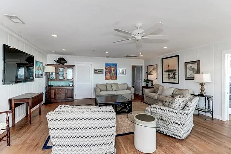 The Star of the West! 2 Full-Length Porches & Event Home in Folly Beach, South Carolina, United States — photo 3