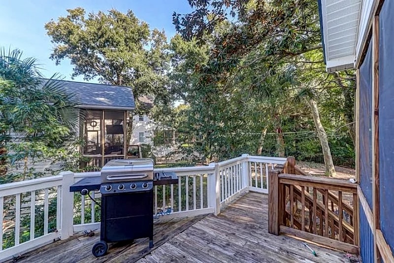 Beauty and the Beach- Luxury Furnishings, Screen Porch, Close to Downtown Folly, Loft/Game Room in Folly Beach, South Carolina, United States — photo 4