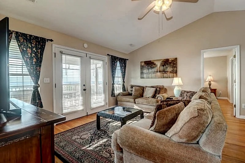 225 East Arctic- Oceanfront Family Haven 2 Blocks to Restaurants & Shops in Folly Beach, South Carolina, United States — photo 4