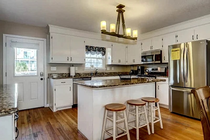 225 East Arctic- Oceanfront Family Haven 2 Blocks to Restaurants & Shops in Folly Beach, South Carolina, United States — photo 5