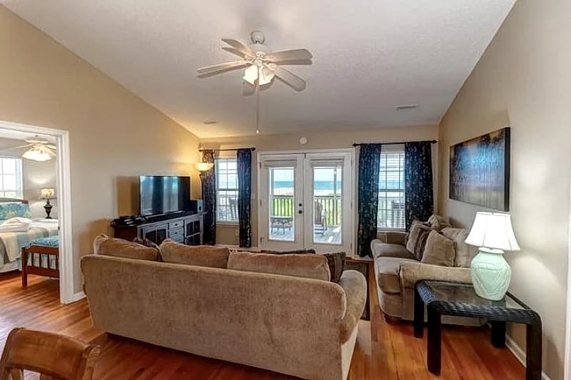 225 East Arctic- Oceanfront Family Haven 2 Blocks to Restaurants & Shops in Folly Beach, South Carolina, United States — photo 3