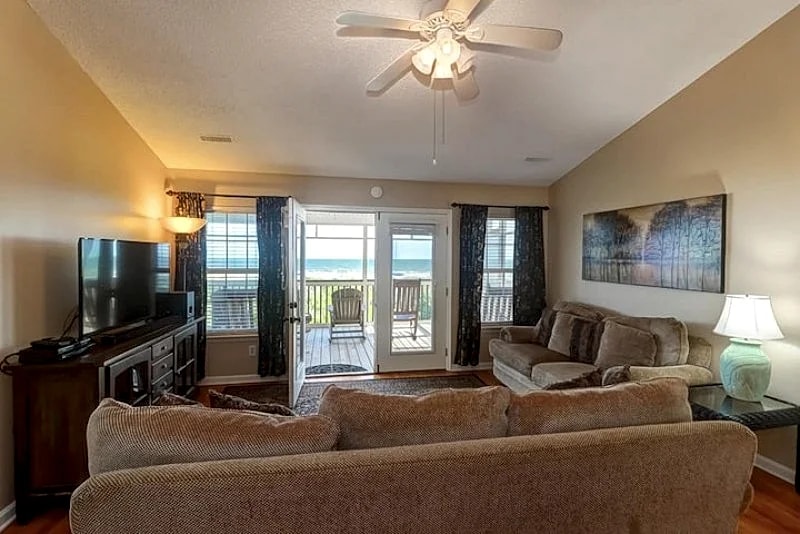 225 East Arctic- Oceanfront Family Haven 2 Blocks to Restaurants & Shops in Folly Beach, South Carolina, United States — photo 2