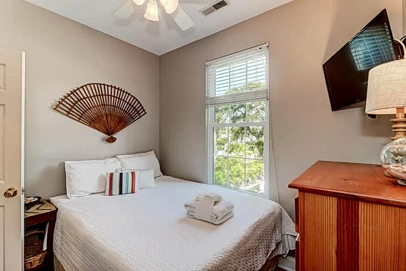 Beachwalk Villa 11- Walk to Beach & Downtown Area! Partial Ocean Views in Folly Beach, South Carolina, United States — photo 5