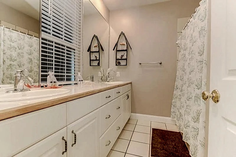 Beachwalk Villa 11- Walk to Beach & Downtown Area! Partial Ocean Views in Folly Beach, South Carolina, United States — photo 2